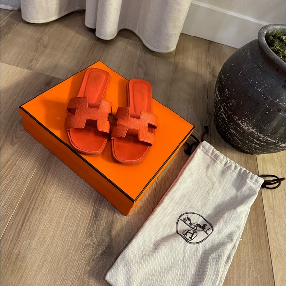 Authentic Hermes Orange Sandal. Worn shoes but in a wearable condition. - Picture 2 of 10